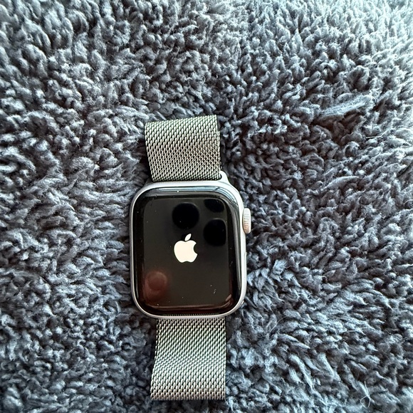 Apple Watch Series 7 - 41 MM, Cellular & GPS. W/Milanese Loop Magnetic band - Picture 7 of 8